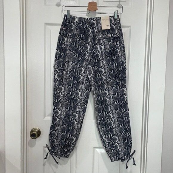 Alice + Olivia Jadon Snake Printed Cargo Pants Size 25 - Picture 5 of 12